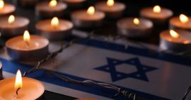 Til minde om de 1.200 myrdede israelere og udlændige samt de omkring 230 kidnappede d. 7-8. oktober 2023.